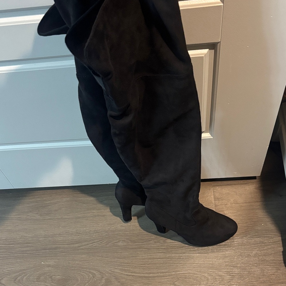 Elegant Black Women's Knee-High Boots